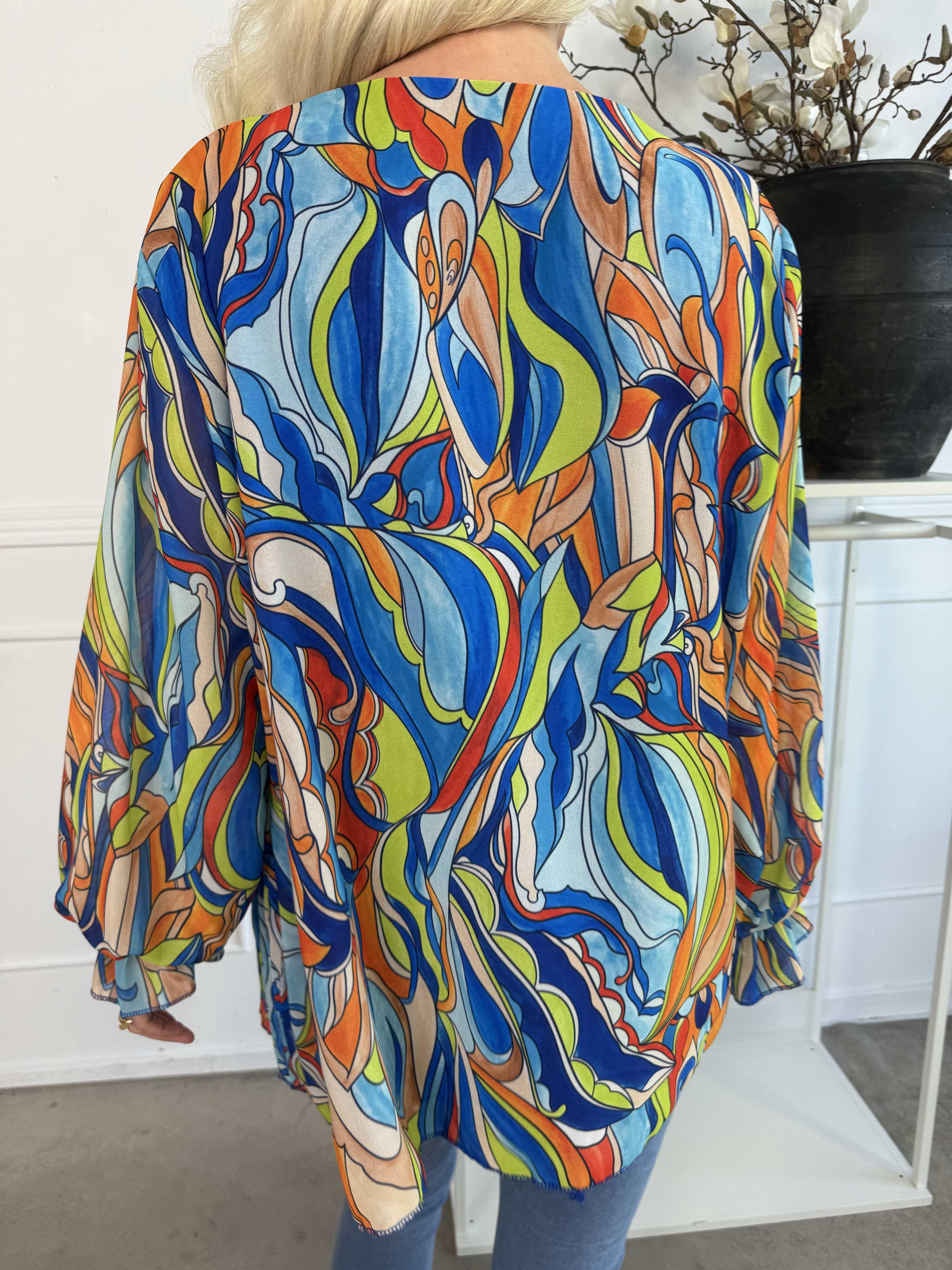 Lilia - Mönstrad plisserad blus